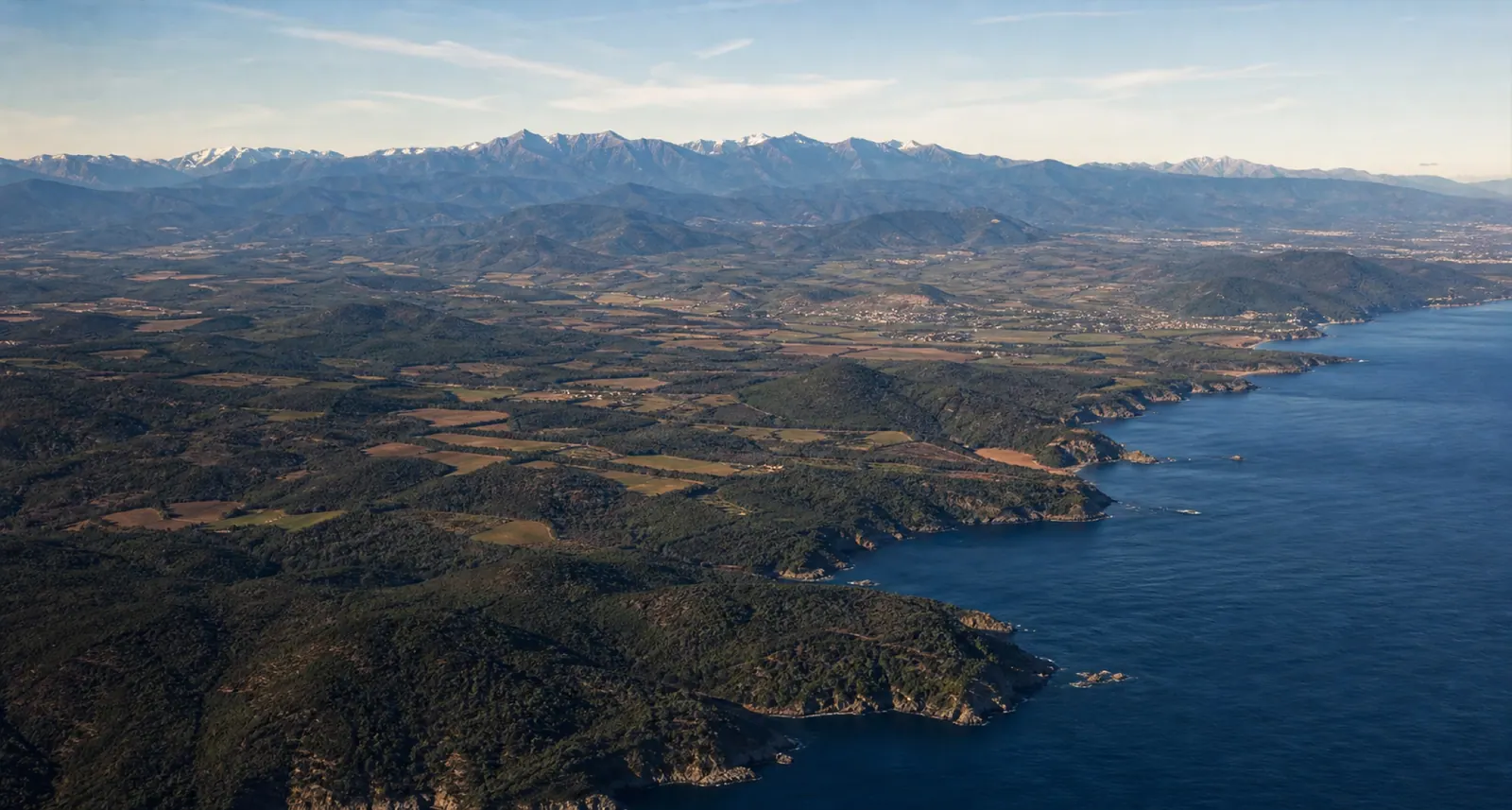 Vista aérea de Cataluña, la costa mediterránea y los Pirineos