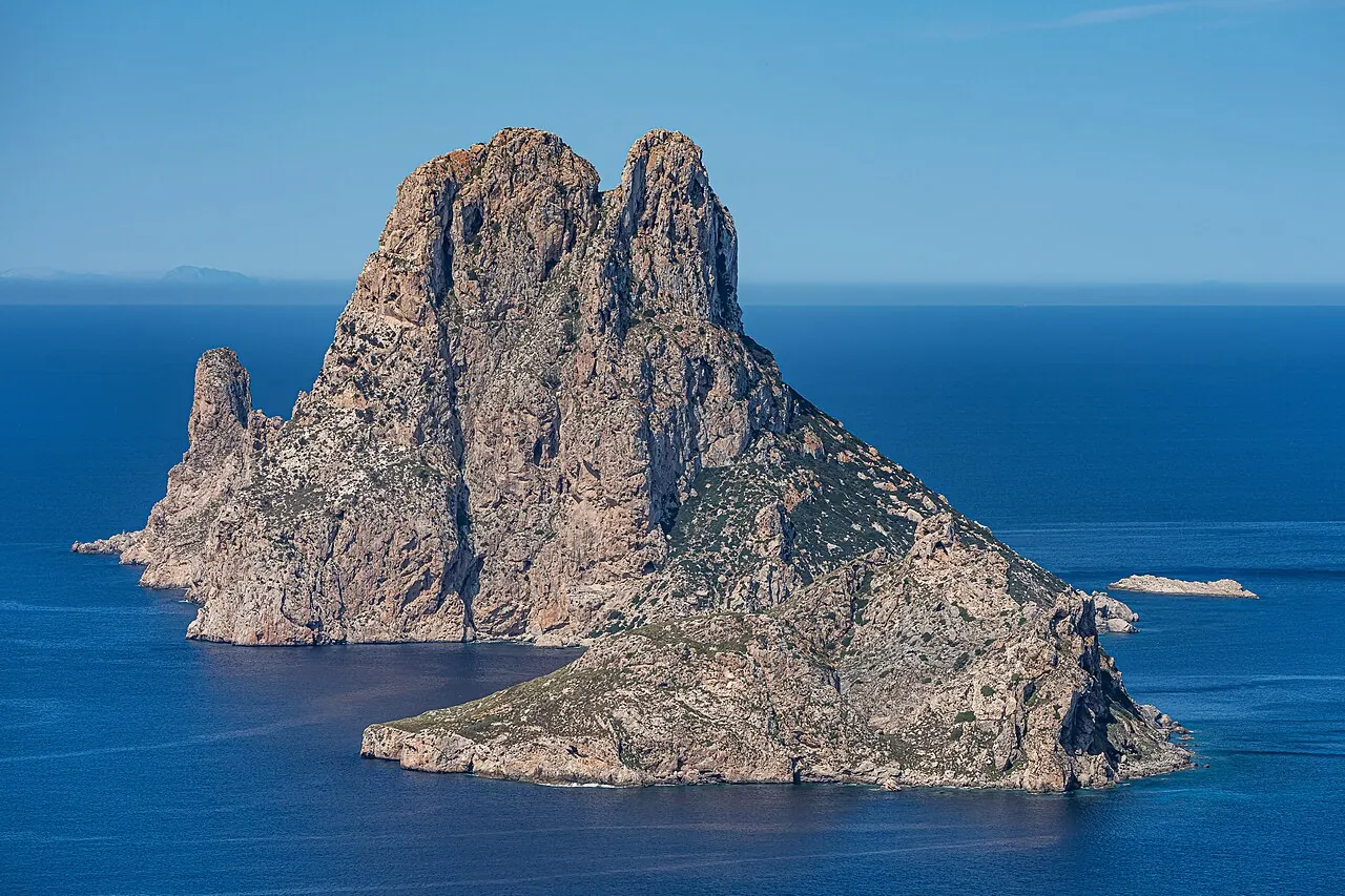 Es Vedrà y Es Vedranell frente a la costa de Ibiza