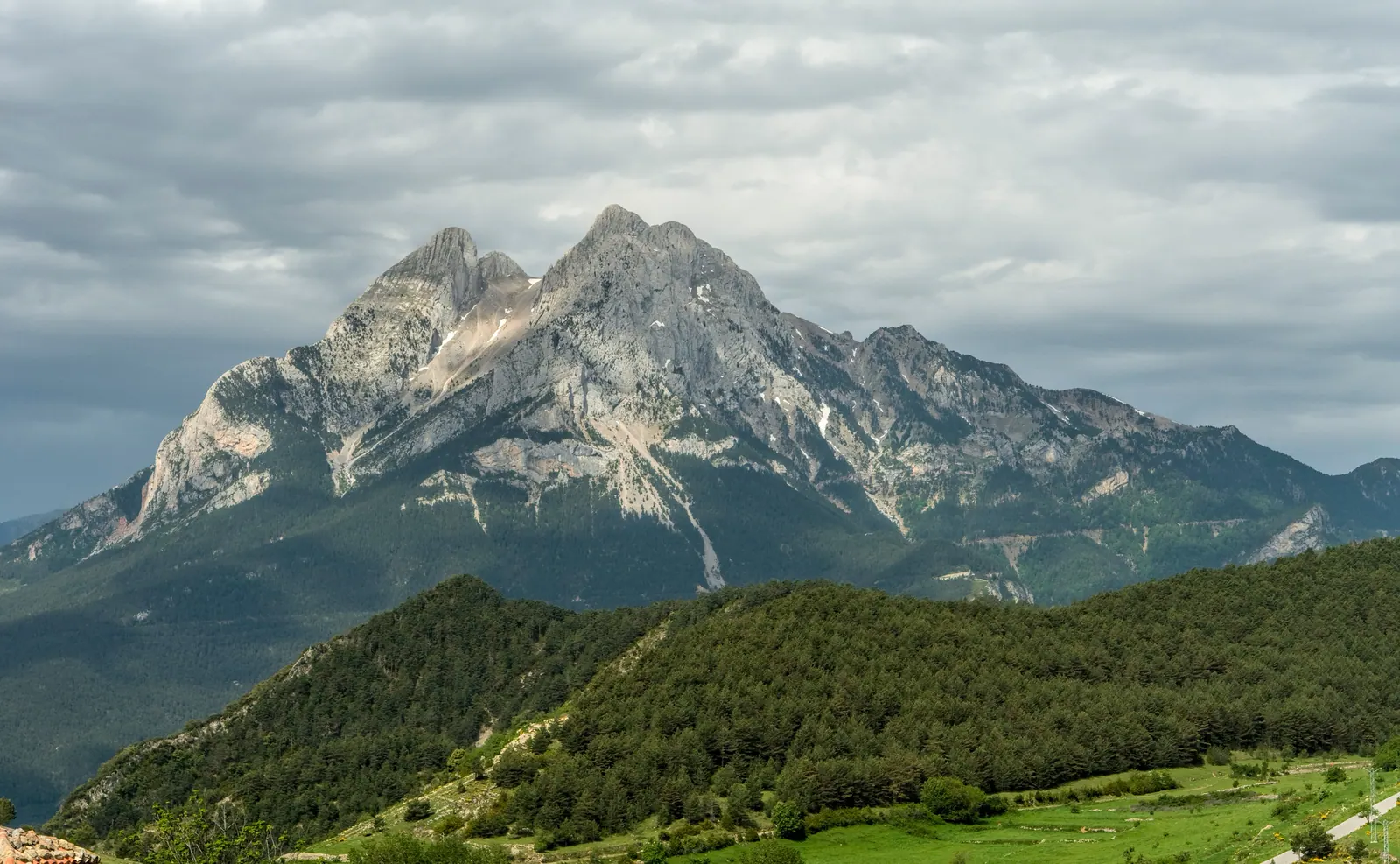 Las dos cumbres del Pedraforca sobre los bosques del Berguedà